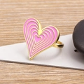 Anillo de corazón en esmalte rosa con baño de oro 18K y diseño de múltiples capas - Rosa
