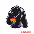 Detail-Stickerei-Aufnäher: Schwarzer Bär mit Regenbogen-Bärenbaby, Größe 6,3x6,5cm - Regenbogen-Umarmungsbär