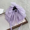 Macro di una grande clip per capelli con fiocco in chiffon viola e dettagli in tessuto - Viola