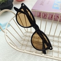 Gafas de sol ojo de gato con montura negra y lentes ámbar en una cesta decorativa - Marrón Oscuro
