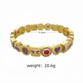 Vue détaillée du bracelet élastique luxueux plaqué or 18 carats avec breloques cœur et nœud - Cœur Cerise Violet