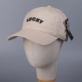 Unisex βαμβακερό καπέλο μπέιζμπολ σε μπεζ χρώμα με μαύρο κέντημα LUCKY και γείσο - M (56-58cm) / Μπεζ