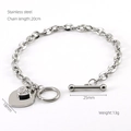 Dettaglio del bracciale in acciaio inossidabile argento con doppi cuori e chiusura a barra OT - Oro 18K / Color Acciaio