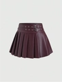 Détail d'une mini-jupe plissée en similicuir bordeaux avec boucles métalliques décoratives - S / Bordeaux