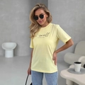 Ανοιχτό κίτρινο βαμβακερό T-shirt με μαύρο τύπωμα γραμμάτων και στρογγυλή λαιμόκοψη - S / Ανοιχτό κίτρινο