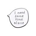 Pin esmaltado blanco de burbuja de diálogo con texto 'I need some time alone' - Necesito Algo De Tiempo A Solas / Blanco (QHXZ209)