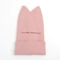 Dettaglio di un passamontagna rosa lavorato a maglia con orecchie di gatto - Rosa
