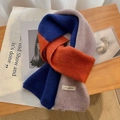 Écharpe d'hiver tricotée en bleu foncé, orange et beige avec étiquette FF sur bois - Bleu/Orange/Violet