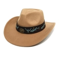 Détail d'un chapeau de cowboy en laine camel avec bandeau en cuir brodé cactus et taureau - M (56-58cm) / Chameau
