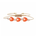 Bracciale intrecciato fatto a mano con cuori di ceramica arancio e perle bianche - Perla Artificiale + Cuore Arancione in Ceramica