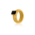 Primer plano detallado de un anillo de resorte dorado con una piedra preciosa negra cuadrada - Talla 6 / Anillo negro