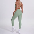 Detailansicht des salbeigrünen Yoga-Sets mit Cross-Back-Sport-BH und High-Waist-Leggings - S / Basilikumgrün
