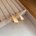 Minimalistische dreilagige Goldohrringe auf einem luxuriösen grauen Samt-Schmuckständer - 52# Silberstift - Goldene Mehrlagige C-Form-Ohrstecker