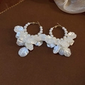 Detalle de pendientes de aro dorados con perlas blancas y pétalos de flores traslúcidos - 6# Pin de Plata - Oro - Borla de Círculo Blanco