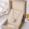 Collier cylindre argenté avec zircons cubiques dans son écrin de luxe champagne - 8814-argent