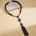 Dettaglio di collana vintage a Y con cristalli viola a goccia e nappe di perline nere - Collana-Viola