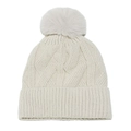 Detailansicht der Zopfstrickstruktur und des Kunstfellbommels der beigen Strickmütze - M(56-58cm) / Beige