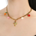 Dettaglio della collana a catena cubana dorata con ciondoli colorati a forma di fungo - Collana Verdura Fungo Carota (KN293067-SXSJ)