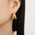 Pendientes dorados en forma de U con diseño de doble aro pulido y con textura - Dorado