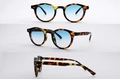 Drei-Winkel-Ansicht der runden Tortoise-Sonnenbrille mit blauen Verlaufsgläsern und Nieten - Schildpatt Braun Rahmen Blau Farbverlauf Gläser