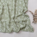 Manta de muselina de algodón para bebé en verde claro con estampado de hojas blancas - Hojas Verde Claro (S171)