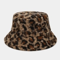 Dettaglio ravvicinato del cappello alla pescatora in pile teddy leopardato in tessuto caldo - M (56-58cm) / Leopardo Cammello