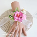 Corsage de poignet de mariage rose avec fleurs artificielles et rubans soyeux - Corsage de Poignet - Rose Vif