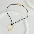 Collier avec pendentif cœur ajouré doré sur cordon noir et chaîne de réglage - Coeur Doré Irrégulier Évidé (Cordon Noir)