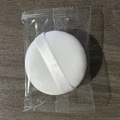 Houppette ronde en velours de cristal blanc avec ruban blanc sous emballage - Sac de bonbons 60x12mm / Blanc