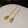 Détails des longues boucles d'oreilles dorées avec cristaux jaunes et perles - Boucles d'oreilles à pompons goutte d'eau en perles de cristal jaune