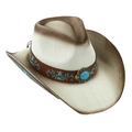 Dettaglio cappello di paglia cowboy con stemma turchese e fascia decorativa in pelle - Beige Cintura Marrone