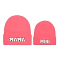 Dettaglio dei berretti genitori-figli rosa con ricamo MAMA e MINI - Set Genitore-Figlio MAMA+MINI / Rosso Tramonto