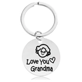 Dettaglio di un portachiavi in acciaio inox con incisione Love You Grandma e cuore - Portachiavi Argento (Y00034)