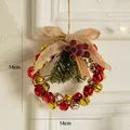 Kerstbel decoratie met metalen bellen, dennennaalden, bessen en een strik van jute stof - Rood goud bel krans