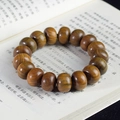 Makroaufnahme von Sandelholz-Abakusperlen auf Buchseiten mit feiner Holzmaserung-Textur - Grünes Sandelholz 16mm*18Stk