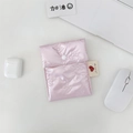 Vue détaillée de la pochette matelassée rose avec motifs nœuds et bouton blanc - Style Gaufré Papillon / Petit Nœud Rose