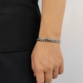 Pulsera clásica de acero inoxidable plateada para hombre puesta en la muñeca - 8mmx22.86cm / Color Acero