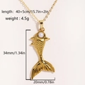 Detail van een gouden vis-hanger met parel, afmetingen 34mm bij 20mm en de totale kettinglengte - Zeemeermin