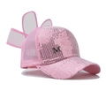 Vue détaillée de la casquette rose à paillettes avec nœud en maille et lettre M argent - Style Nœud avec Logo M / Rose