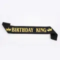 Elegante fascia Birthday King in raso nero con scritte dorate lucide e icone corona - Birthday King Stile Corona Oro / Nero Re Stampa Oro