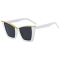 Occhiali da sole cat eye bianchi con dettagli in metallo dorato e lenti scure, stile C3 - Montatura Bianca Lenti Grigie