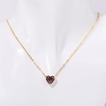 Collar de acero de titanio con colgante de corazón púrpura y cadena dorada - Febrero