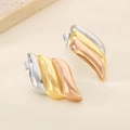 Gros plan détaillé de boucles d'oreilles ondulées tricolores en argent, or et or rose - Triple Vague Argent Or Or Rose (KE114288-KFC)