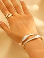 Set gioielli in acciaio inossidabile dorato con smalto bianco e design texture a onde - Set Bracciale e Anello Onda in Smalto Bianco