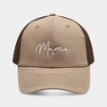 Dettaglio del ricamo Mama e della rete traspirante sul cappello trucker marrone - Regolabile / Cachi+Caffè