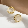 Pendientes de aro dorados con diseño de hojas de olivo y acabado metálico elegante - Dorado