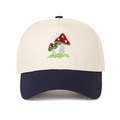 Dettaglio del ricamo a fungo su un cappellino da baseball bicolore beige e blu navy - Regolabile / Blu navy