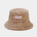 Dettaglio cappello pescatore in peluche cammello con ricamo Happy e stella - M (56-58cm) / Cachi