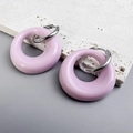 Dettaglio di orecchini ovali viola lavanda su pietra bianca con chiusura in oro 18K - Colore Acciaio-Viola