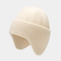 Detalle del gorro de punto con orejeras mostrando la textura de tejido acanalado - Talla única / crema